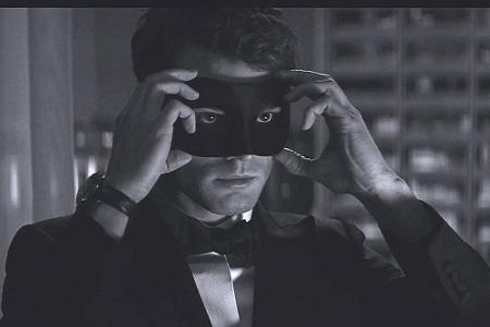 Im ersten Bild des neuen Films zeigt sich Christian Grey (J. Dornan) noch sehr angezogen Im ersten Bild des neuen Films zeigt sich Christian Grey (J. Dornan) noch sehr angezogen