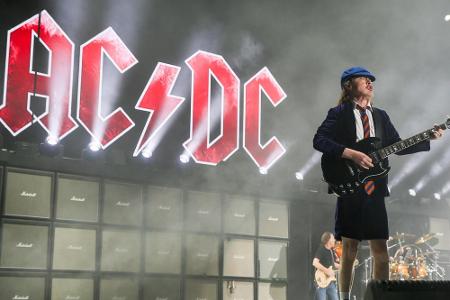 Beim Auftritt auf dem Coachella Festival 2015 trug Angus Young wie immer seine legendäre Schuluniform Beim Auftritt auf dem Coachella Festival 2015 trug Angus Young wie immer seine legendäre Schuluniform