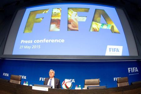FIFA-Mediendirektor Walter de Gregorio bei seinem schweren Job am Mittwochvormittag FIFA-Mediendirektor Walter de Gregorio bei seinem schweren Job am Mittwochvormittag