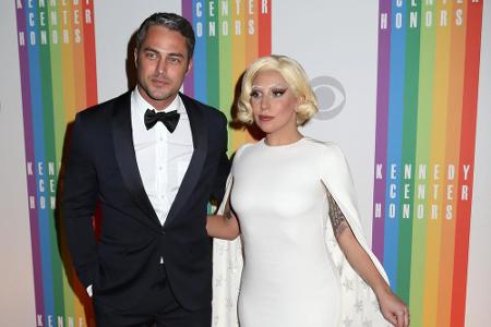 Begnügt sich Lady Gaga bei ihrer Hochzeit mit Taylor Kinney mit einem schlichten weißen Kleid? Begnügt sich Lady Gaga bei ihrer Hochzeit mit Taylor Kinney mit einem schlichten weißen Kleid?
