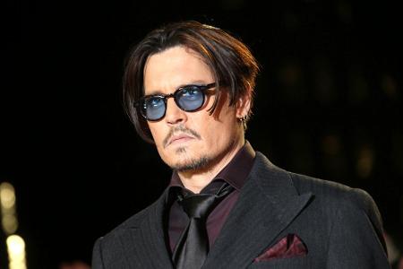 Zähne zusammenbeißen: Johnny Depp leidet unter einer Handverletzung Zähne zusammenbeißen: Johnny Depp leidet unter einer Handverletzung