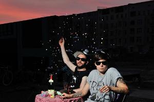In Berlin darf man das: Hinterhof-Party mit Tubbe