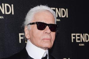 Karl Lagerfeld: "Mein Bodyguard hält mir Selfie-Jäger vom Hals"