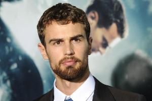 Theo James: "Alkohol hilft bei Liebesszenen"