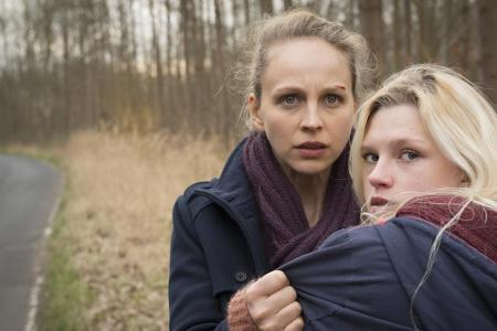 Helen (Petra Schmidt-Schaller, l.) beobachtet Nicole Hohlbein (Sinje Irslinger) an der Unfallstelle. Helen (Petra Schmidt-Schaller, l.) beobachtet Nicole Hohlbein (Sinje Irslinger) an der Unfallstelle.