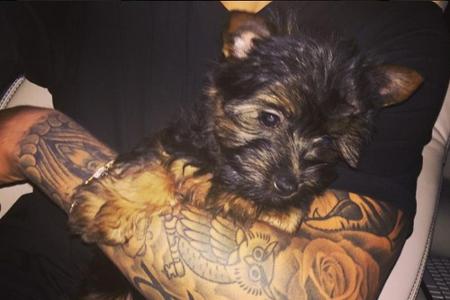 Esther in Biebers Arm Esther in Biebers Arm