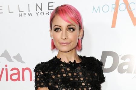 Wenn es um das Überreichen von Trophäen geht, dann ist Nicole Richie anscheinend recht unzuverlässig Wenn es um das Überreichen von Trophäen geht, dann ist Nicole Richie anscheinend recht unzuverlässig