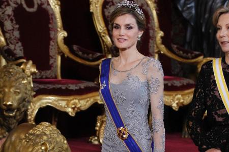 Königin Letizia in ihrem Outfit für feierliche Anlässe Königin Letizia in ihrem Outfit für feierliche Anlässe