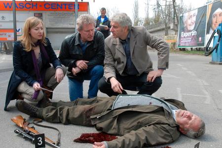 Die Kommissare Batic (Miroslav Nemec, Mitte) und Leitmayr (Udo Wachtveitl) treffen am Tatort auf die Fahnderin Peschke (Antj... Die Kommissare Batic (Miroslav Nemec, Mitte) und Leitmayr (Udo Wachtveitl) treffen am Tatort auf die Fahnderin Peschke (Antj...