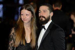 Hat sich Shia LaBeouf verlobt?