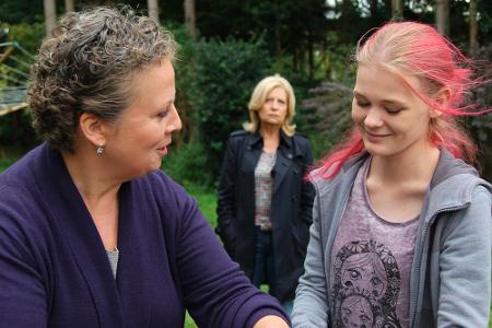 Mutter und vermeintliche Tochter sind glücklich, die Kommissarin Inga Lürsen (Sabine Postel) nicht: Silke Althoff (Gabriela ... Mutter und vermeintliche Tochter sind glücklich, die Kommissarin Inga Lürsen (Sabine Postel) nicht: Silke Althoff (Gabriela ...