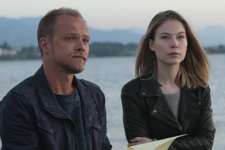 Micha Oberländer (Matthias Koeberlin) und seine Kollegin Hannah Zeiler (Nora von Waldstätten) stehen in Micha Oberländer (Matthias Koeberlin) und seine Kollegin Hannah Zeiler (Nora von Waldstätten) stehen in