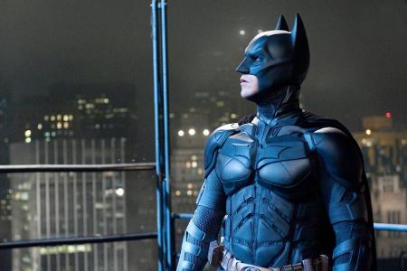 Bruce Wayne alias Batman (Christian Bale) verteidigt bei RTL Gotham City gegen den Terroristen Bane (Tom Hardy) Bruce Wayne alias Batman (Christian Bale) verteidigt bei RTL Gotham City gegen den Terroristen Bane (Tom Hardy)