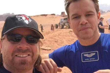 Matt Damon (r.) mit seinem Assistenten Colin am Film-Set von Matt Damon (r.) mit seinem Assistenten Colin am Film-Set von