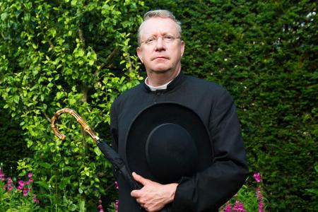 Father Brown geht bei seinen Ermittlungen dem Tod eines Sektenmitglieds nach Father Brown geht bei seinen Ermittlungen dem Tod eines Sektenmitglieds nach