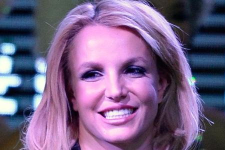 Da Britney Spears ihre Haare derzeit kurz trägt, müssen für einige Auftritte Extensions herhalten Da Britney Spears ihre Haare derzeit kurz trägt, müssen für einige Auftritte Extensions herhalten