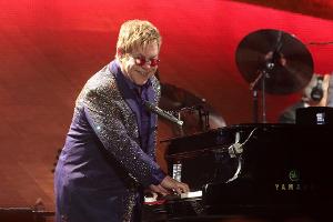 Gewusst wie! So entgeht Elton John Fan-Fotos im Urlaub