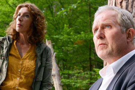 Moritz Eisner (Harald Krassnitzer) und Bibi Fellner (Adele Neuhauser) ermitteln an der österreichisch-tschechischen Grenze. Moritz Eisner (Harald Krassnitzer) und Bibi Fellner (Adele Neuhauser) ermitteln an der österreichisch-tschechischen Grenze.
