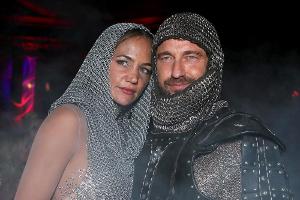 Hat sich Gerard Butler verlobt?