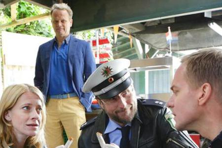 Der Frittenbudenbesitzer Jaap Mulders wird von Sophie Haas und ihren Kollegen tot aufgefunden Der Frittenbudenbesitzer Jaap Mulders wird von Sophie Haas und ihren Kollegen tot aufgefunden