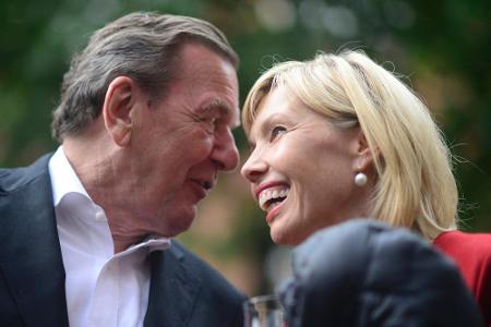 Ein Bild aus besseren Zeiten: Gerhard und Doris Schröder-Köpf 2012 beim Sommerfest der SPD in Hannover Ein Bild aus besseren Zeiten: Gerhard und Doris Schröder-Köpf 2012 beim Sommerfest der SPD in Hannover