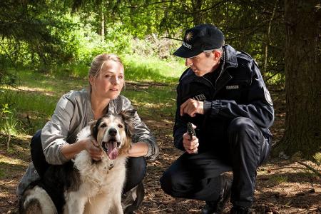 Katharina (Tanja Wedhorn) und der Inselpolizist Fiete (Andreas Schmidt) sind in Katharina (Tanja Wedhorn) und der Inselpolizist Fiete (Andreas Schmidt) sind in