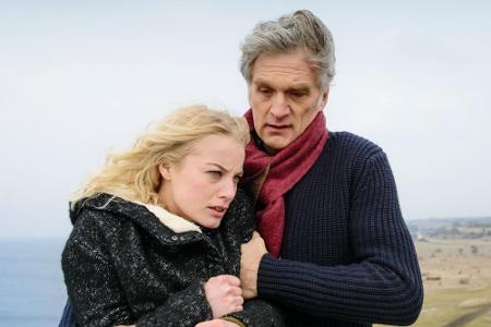 Kommissar Robert Anders (Walter Sittler) hält Elsa Norén (Ida Engvoll) vom Selbstmord ab. Kommissar Robert Anders (Walter Sittler) hält Elsa Norén (Ida Engvoll) vom Selbstmord ab.