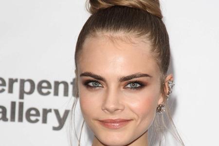 Topmodel Cara Delevingne ist bekannt für ihre dichten und dicken Augenbrauen