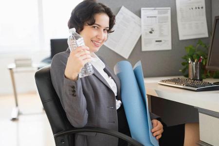 Mit diesen Übungen halten Sie sich auch im Büro fit Mit diesen Übungen halten Sie sich auch im Büro fit