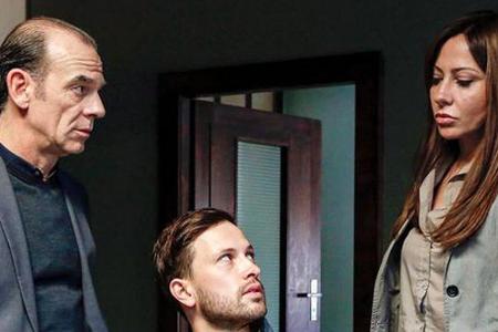 Die Hauptkommissare Andreas Keppler und Eva Saalfeld konfrontieren Mike Sartorius mit delikaten Textnachrichten auf seinem H... Die Hauptkommissare Andreas Keppler und Eva Saalfeld konfrontieren Mike Sartorius mit delikaten Textnachrichten auf seinem H...