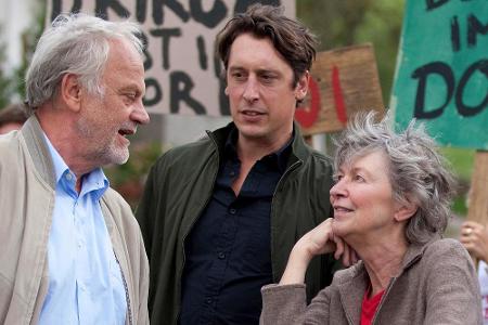 Ober- gegen Unterrieslingen: Elisabeth Rossbauer (Elisabeth Schwarz) und ihr Sohn Peter (Hans Löw, Mitte) demonstrieren mit ... Ober- gegen Unterrieslingen: Elisabeth Rossbauer (Elisabeth Schwarz) und ihr Sohn Peter (Hans Löw, Mitte) demonstrieren mit ...