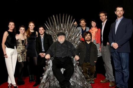Bald lässt George R. R. Martin (Mitte) wieder einige Figuren aus Bald lässt George R. R. Martin (Mitte) wieder einige Figuren aus
