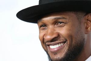 Hat sich Usher verlobt?