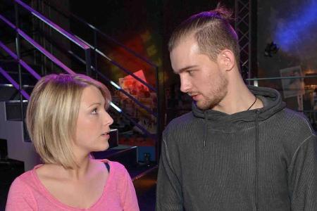 Als Lilly erkennt, dass Chris der von ihr bewunderte politisch engagierte Aktionskünstler ist, wird ihr Bild von ihm auf den... Als Lilly erkennt, dass Chris der von ihr bewunderte politisch engagierte Aktionskünstler ist, wird ihr Bild von ihm auf den...