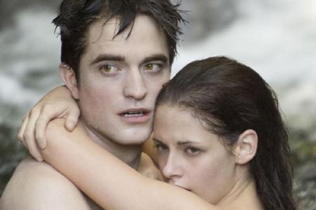 Edward (Robert Pattinson) und Bella (Kristen Stewart) genießen auf einer einsamen Insel vor Rio de Janeiro ihre Flitterwoche... Edward (Robert Pattinson) und Bella (Kristen Stewart) genießen auf einer einsamen Insel vor Rio de Janeiro ihre Flitterwoche...