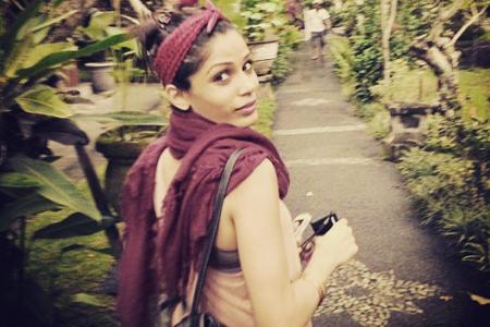 Freida Pinto zeigt ihren lässigen Streetstyle Freida Pinto zeigt ihren lässigen Streetstyle
