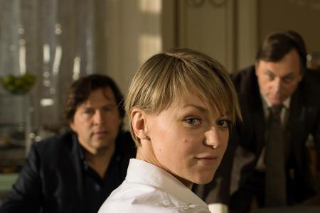 Kommissarin Heller (Lisa Wagner, mitte) und ihr Kollege Verhoeven (Hans-Jochen Wagner, li) und Hinnrichs (Peter Benedict, re...