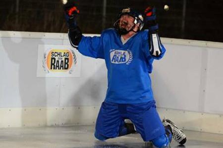 Stefan Raab triumphiert beim Eislaufen Stefan Raab triumphiert beim Eislaufen