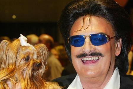 Rudolph Moshammer, wie man ihn zu Lebzeiten kannte: Mit Lächeln im Gesicht und Daisy auf dem Arm Rudolph Moshammer, wie man ihn zu Lebzeiten kannte: Mit Lächeln im Gesicht und Daisy auf dem Arm