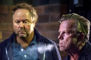 Martinsson (Douglas Johansson, links) zweifelt immer mehr an Wallander (Krister Henriksson).