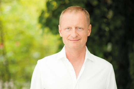 Ulrich Schulte ist seit 2008 Chefdesinger von Riani. Ulrich Schulte ist seit 2008 Chefdesinger von Riani.