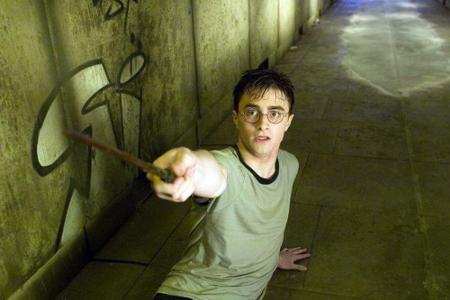 Voldemort ist auferstanden und Harry schwebt in größter Gefahr. Voldemort ist auferstanden und Harry schwebt in größter Gefahr.
