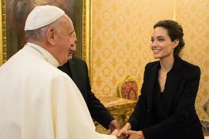 Angelina Jolie zeigt dem Papst ihren Film