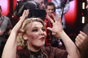 Charley Ann Schmutzler spricht über ihren Vater