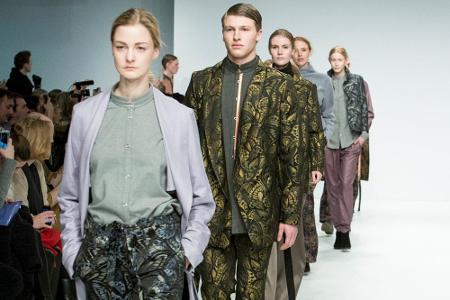 Designer Timm Süßbrich präsentierte seine Entwürfe auf der Berlin Fashion Week in Kooperation mit der Schuhmarke Tamaris Designer Timm Süßbrich präsentierte seine Entwürfe auf der Berlin Fashion Week in Kooperation mit der Schuhmarke Tamaris