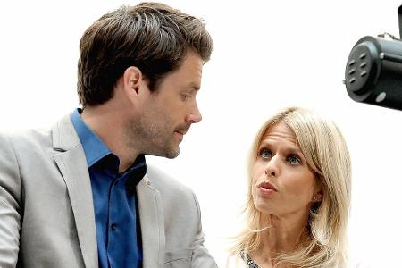 Tanja (Miriam Lahnstein, r.) ist bewusst, dass sie wegen ihrer Affäre mit Emilio, Sebastians (Sebastian Schlemmer, l.) Vertr... Tanja (Miriam Lahnstein, r.) ist bewusst, dass sie wegen ihrer Affäre mit Emilio, Sebastians (Sebastian Schlemmer, l.) Vertr...
