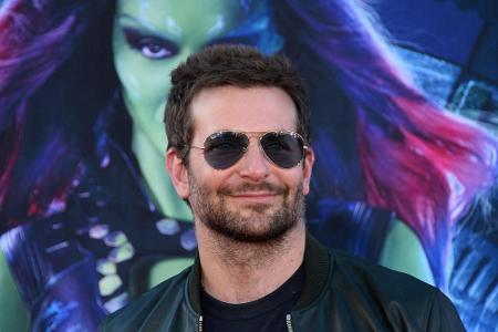 Getönte Gläser, goldener Rahmen: Hollywood-Star Bradley Cooper gibt mit seiner Pilotenbrille von Ray-Ban den Trend für die k... Getönte Gläser, goldener Rahmen: Hollywood-Star Bradley Cooper gibt mit seiner Pilotenbrille von Ray-Ban den Trend für die k...