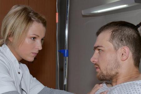 Lilly kümmert sich nach seinem Zusammenbruch um Chris Lilly kümmert sich nach seinem Zusammenbruch um Chris