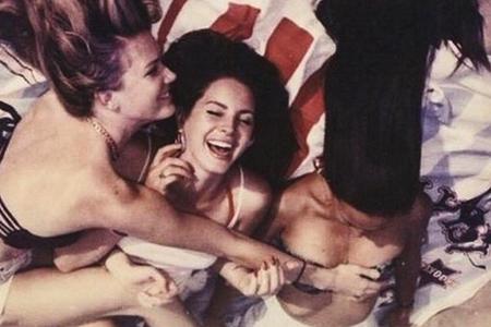 Frivole Spielereien am Strand: Lana Del Rey und ihre Freundinnen Frivole Spielereien am Strand: Lana Del Rey und ihre Freundinnen
