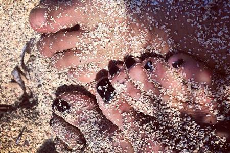 Mit den Füßen im Sand wünscht Heidi Klum ihren Fans über Instagram Mit den Füßen im Sand wünscht Heidi Klum ihren Fans über Instagram